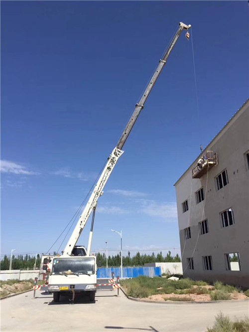 灵石县“轻装强干”—— 吊车的 “轻量化臂架” 技术